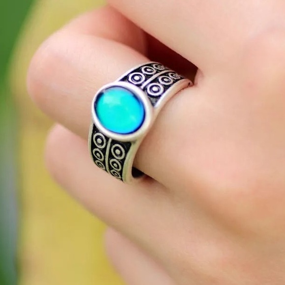 Jewelry - STUNNING MOOD BAND RING